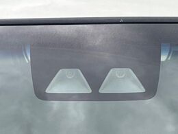 【スマートアシスト】走行中に前方の車両等を認識し、衝突しそうな時は警報とブレーキで衝突回避と被害軽減をアシスト。より安全にドライブをお楽しみいただけます。