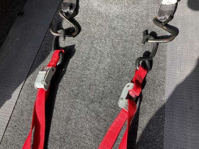 車いす後部の固定は赤い固定ベルトを使用します。フックを掛けてベルトを引っ張るだけの簡単操作です