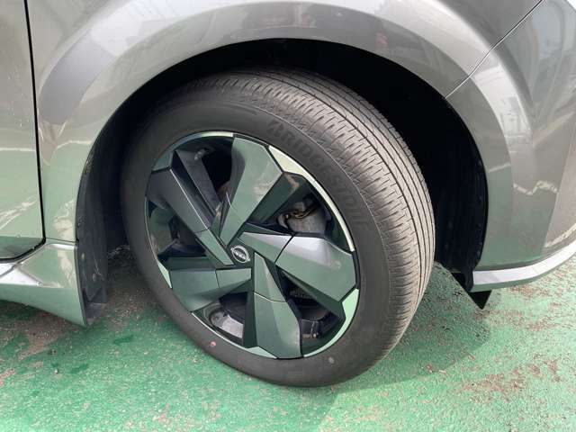 タイヤサイズは205/50R17です。
