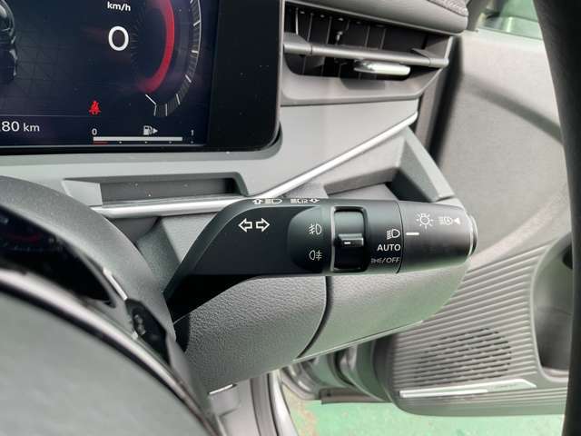 ハイビームアシスト・・・先行車または対向車や周囲の明るさなどに応じ、自動的にハイビーム（上向き）とロービーム（下向き）を切り替えます♪