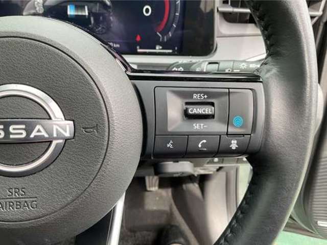 プロパイロット搭載車！日産自動車が開発した運転支援システムで、高速道路や自動車専用道路での走行をサポートします。アクセル、ブレーキ、ステアリングを制御することで、ドライバーの負担を軽減します。