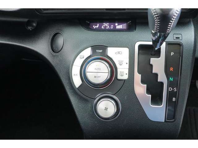 オートエアコンを採用しています。エアコンは温度設定が0.5度刻みで設定が出来ますので、快適な車内空間を実現できます！