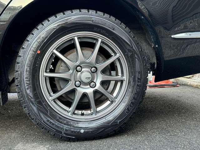 社外15インチアルミ　195/65R15ダンロップウィンターマックスを履いています。