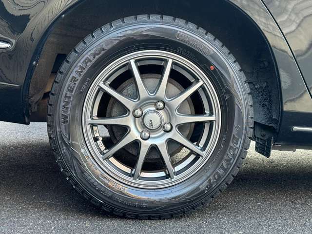 社外15インチアルミ　195/65R15ダンロップウィンターマックスを履いています。