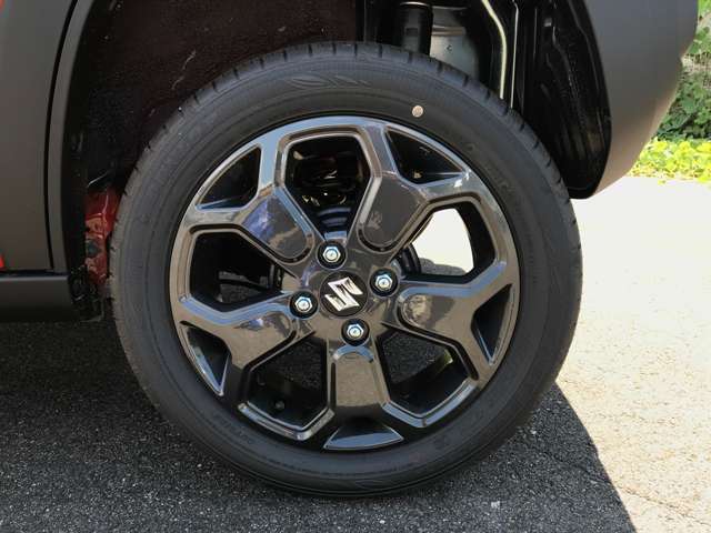 ご購入後には洗車も欠かせませんよね！？当店では、洗車のプロが普段お手入れが行き届かない箇所も済み済みまで綺麗にしています！