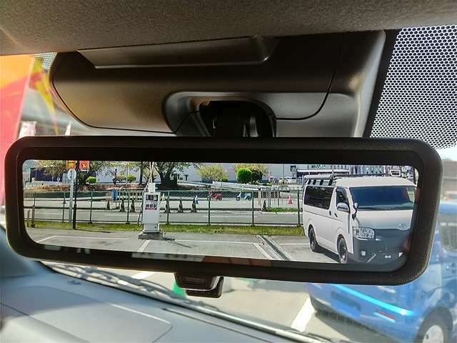 デジタルインナーミラー装備車♪車両後方カメラの映像をルームミラーのディスプレイに表示し、後方の安全確認が出来ます♪