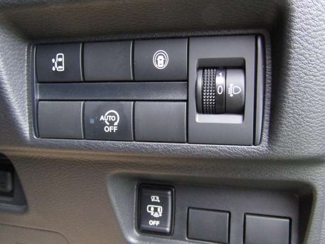 エマージェンシーブレーキ、レーンアシスト、コーナーセンサー他、安全装備もばっちりです！！