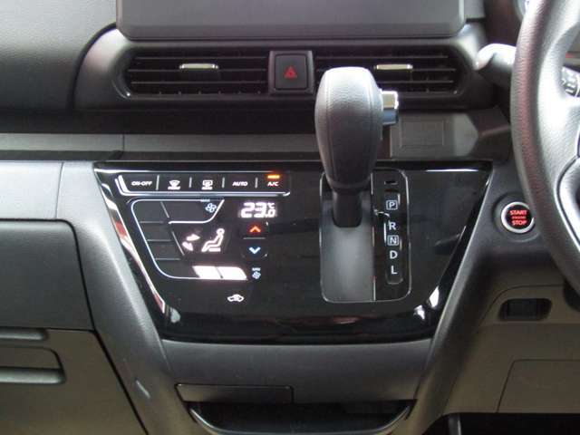 インパネシフトで足元すっきりウォークスルーも出来て横移動もら～くらく。