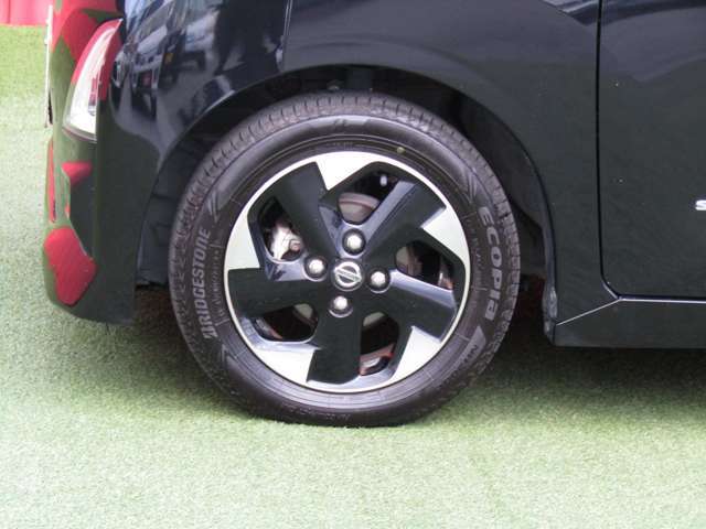 純正14インチアルミ付きです。お手入れのしやすいデザイン