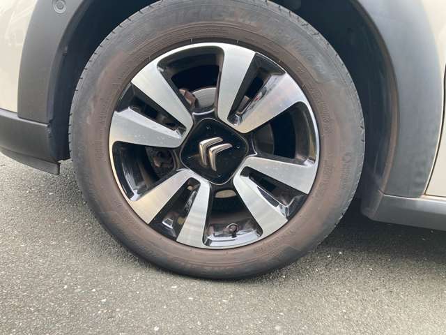 純正ホイールが装着されております。車両デザインともマッチした、バランスの良いホイールです。