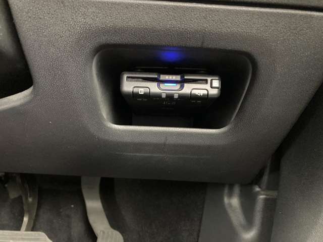 ETC車載器が装着されております。料金所でも停車せずに通過できてスマートインターからの乗り降り出来るので、最近では必須の装備です。ぜひ実車でご確認ください。