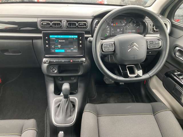 運転席及びインパネ付近の画像を掲載いたします。見える範囲の内装にはシミ・汚れなども見当たらず、非常に状態の良い車両です。お時間の良い時があれば、ぜひご来社されて実車をご覧ください。