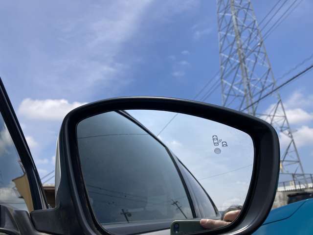車線変更時に死角をカバーしてくれる、ブラインドスポットモニターが装備されております。安全のためにあってよかったと思える装備です。ぜひ実車をご覧ください。