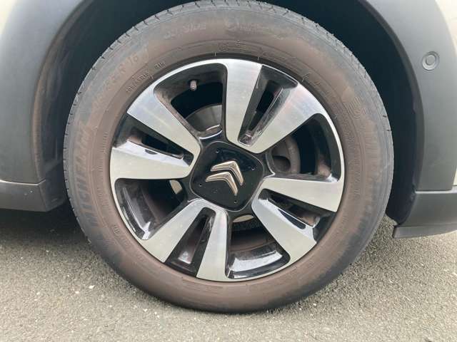 ガリ傷なども少なく状態の良いホイールが装着されております。ぜひ実車をご覧ください。
