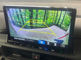 【バックカメラ】駐車時に後方がリアルタイム映像で確認できます。大型商業施設や立体駐車場での駐車時や、夜間のバック時に大活躍！運転スキルに関わらず、今や必須となった装備のひとつです！