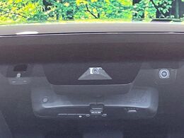 【トヨタセーフティセンス】走行中に前方の車両等を認識し、衝突しそうな時は警報とブレーキで衝突回避と被害軽減をアシスト。より安全にドライブをお楽しみいただけます。