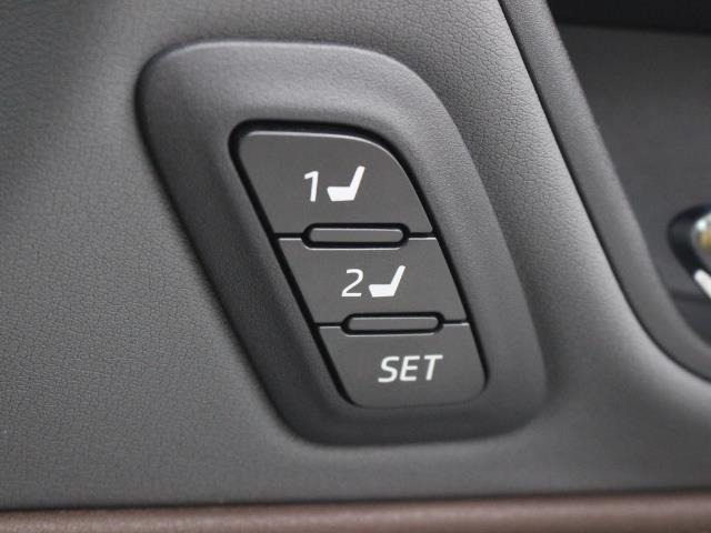 2名分のシート、ステアリングの最適ポジションを記憶・再現できる「マイコンプリセットドライビングポジションシステム」が装備されています。