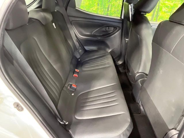 後部座席も気になるようなキズ・汚れやへたり等、大きなダメージはなく、良好な状態です。