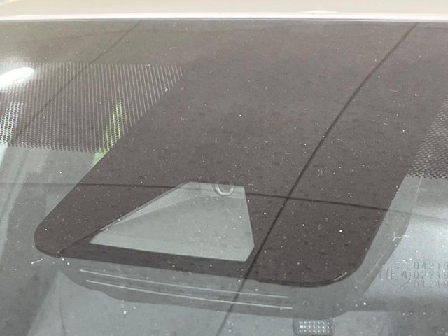 【プリクラッシュセーフティ】前方の車両等を検知し、衝突しそうな時は警報で注意を促し、ブレーキを踏む力をサポート。ブレーキを踏めなかった場合は衝突被害軽減ブレーキが作動、衝突回避をサポートします。