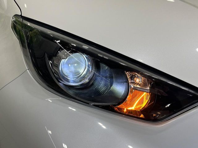 【LEDヘッドライト】悪天候や夜間走行時も良好な視界を確保し安心して運転できる高輝度LEDヘッドライトを装備！点灯速度が早く、消費電力も抑えられています。