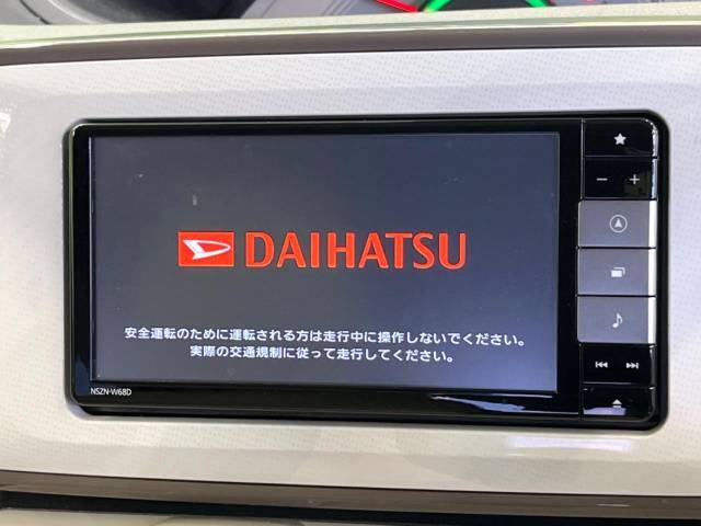【純正ナビ】人気の純正ナビを装備しております。ナビの使いやすさはもちろん、オーディオ機能も充実！キャンプや旅行はもちろん、通勤や買い物など普段のドライブも楽しくなるはず♪