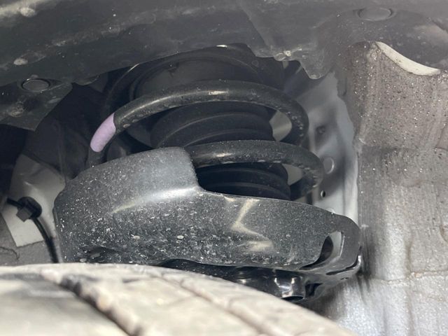 お車を安心してお乗りいただく為には、足回りの定期点検が欠かせません。サービスサポート（有償保証）では無料点検もご提供しており、安心のカーライフをお過ごしいただけるサポート体制が整っています。