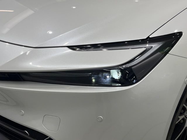 【LEDヘッドライト】悪天候や夜間走行時も良好な視界を確保し安心して運転できる高輝度LEDヘッドライトを装備！点灯速度が早く、消費電力も抑えられています。
