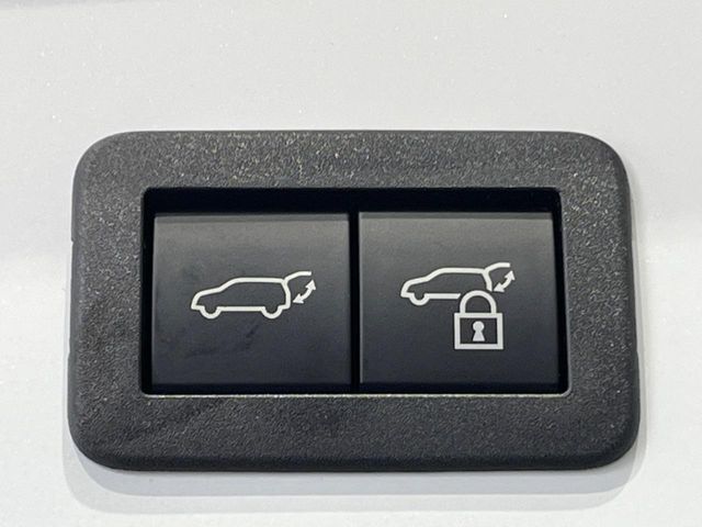 【パワーバックドア】スマートキーや運転席のボタンを押すだけでリアゲートが自動で開閉します！荷物を持っている時や、高い位置にあるバックドアを閉める際に便利な機能です♪