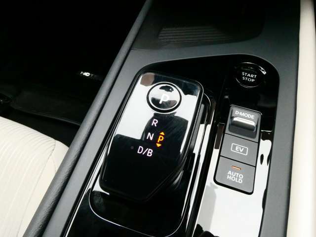 操作性の良い電制シフトレバーでスムーズにシフトチェンジできます