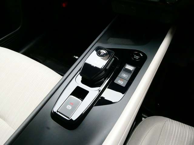 使い勝手の良い位置に配置された操作性の良いシフトレバーになってます。