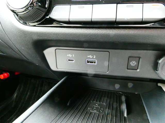 USBも2ポートありますので同乗者の方との同時充電もできますよ