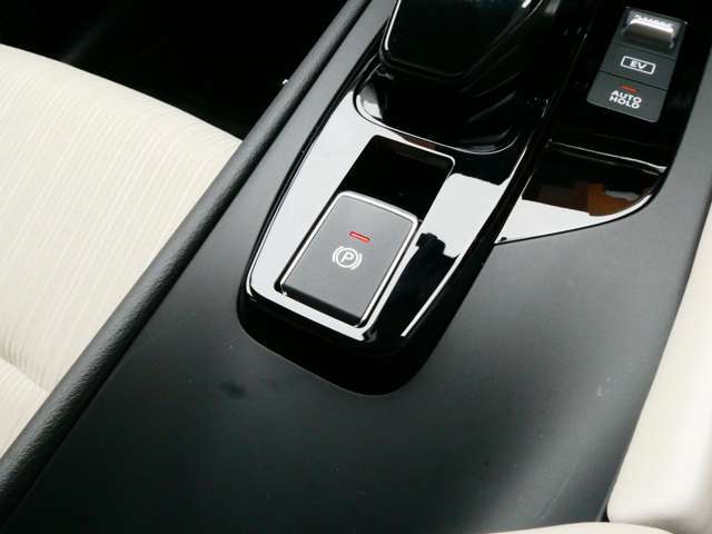 女性の方でも簡単にサイドブレーキが掛けられる電動パーキングブレーキを採用しています！