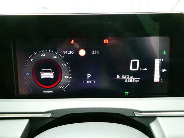 視認性の良いメーターパネル、インフォメーションディスプレイには様々な情報が表示されます