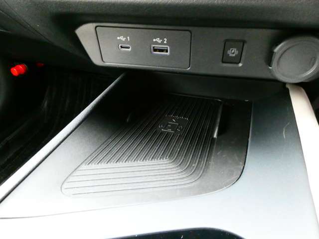 ワイヤレス充電にも対応していますのでスマホの充電もスムーズです