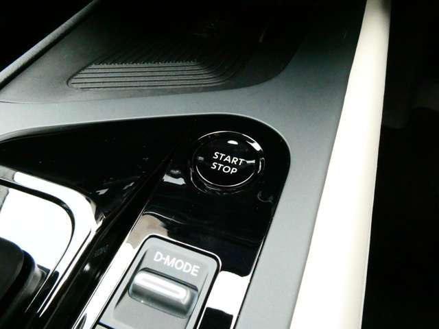 【インテリジェントキー】　ドアロックの開閉やエンジンスタートの操作までもボタンひとつでOKなんです。お買い物で、両手が塞がっている時もキーをポケットに入れていればボタン一つでドアロックを開閉出来ますよ