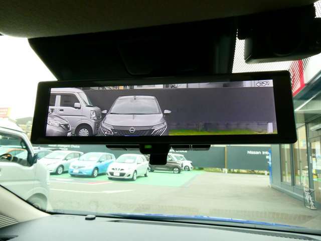 ルームミラーは、車両後方のカメラ映像をミラー面に映し出すので、乗車人数や荷物の量に影響をされずいつでもクリアな後方視界が得られます