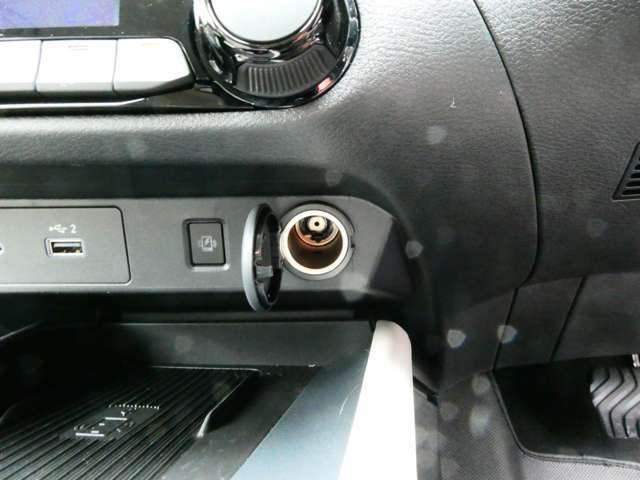 あって嬉しい便利アイテムのパワーアウトレットも装備しています