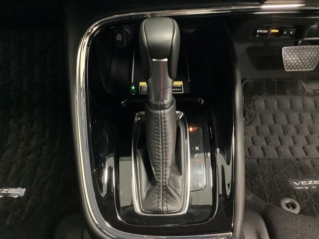 CVT車のセレクトレバーです。低速から高速まで、変速ショックのないスムーズな走りと、エンジン効率のよい領域を維持して燃費にも貢献します。サイドブレーキはスイッチ操作の電子制御パーキングブレーキです。