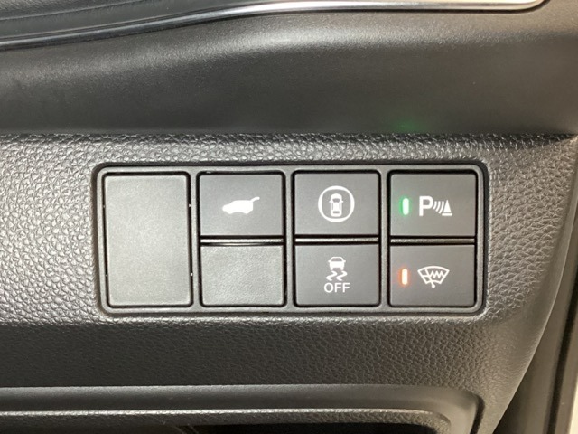 Hondaセンシング用のVSA（ABS＋TCS＋横滑り抑制）解除スイッチなどはハンドルの右側に装備しています。