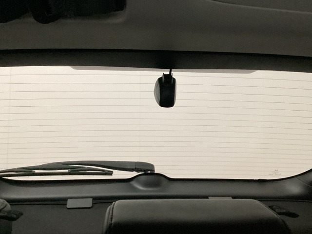 後方にもドライブレコーダーのカメラが付いています。前後両方でお車の周りを監視・記録いたします。