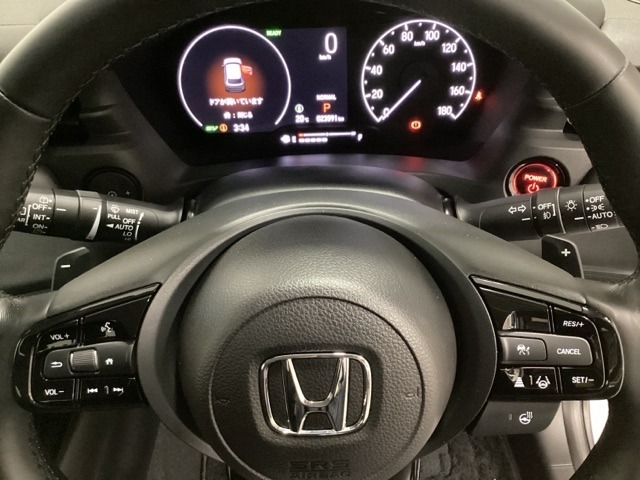 ステアリングホイール・後ろの減速セレクターは、左右に取り付けられた2つのパドルスイッチで減速の強さを調整。 左側の「-」を操作すると減速を強く、右側の「＋」を操作すると減速を弱くすることができます。