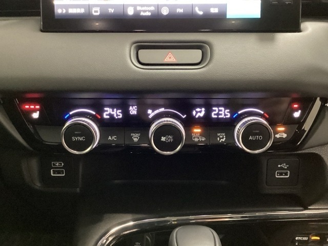 オートエアコンがついてます。左右独立で温度設定のできるデュアルオートエアコンです。パネル内のシートヒータースイッチは前席の左右別々に3段階で温度設定ができます。