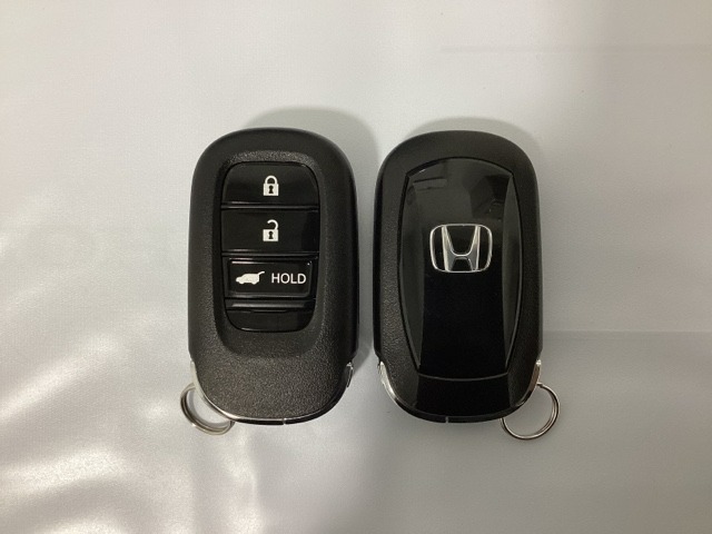 スマートキーを装備しています。鍵を差し込むことなくドアロックの開け閉めと、スタートボタン操作でのエンジンスタートができます。ボタン操作でトランクが開けられる電動テールゲートのボタンもついています。