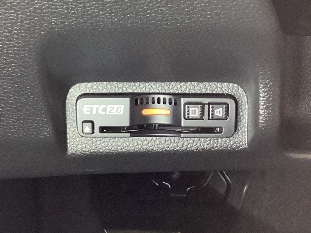 ハンドルの左下にETC2.0がついています。高速道路の料金所の通過も楽々です！。　カードの取り出しもしやすい場所についています。