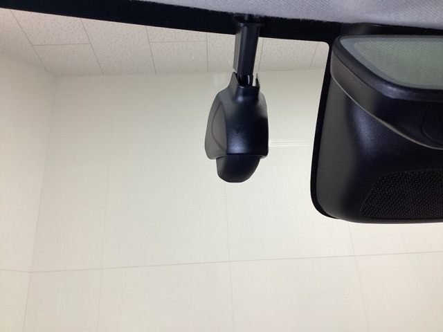 ドライブレコーダーが前方の監視をしてくれます。衝突や急ブレーキなどを感知した場合に、記録された動画が万が一の際に直前の状況を把握する手助けとなります。