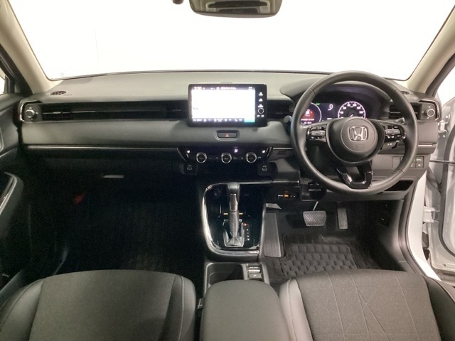 車内は光触媒抗菌消臭施工済です。インパネ周りはスタイリッシュなデザインです。グローブボックスやカップホルダーのほかにトレーなどたくさんの収納スペースが付いています。