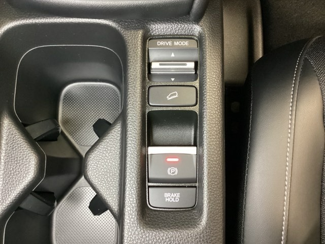 セレクターノブの下に、3つの異なる加速感を楽しめるドライブモードスイッチがついています。一般道、スポーツ走行、エコ走行など、シーンに合わせて最適な加速感を楽しめるドライブモードスイッチです。