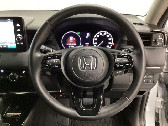 ステアリングスイッチはオーディオのボリュームなどの操作スイッチの他に、レフトセレクターホイールを装備。中央部を指先で上下に動かすことで、マルチインフォメーション・ディスプレイの各表示が確認できます。