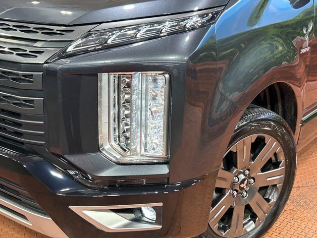【LEDヘッドライト】悪天候や夜間走行時も良好な視界を確保し安心して運転できる高輝度LEDヘッドライトを装備！点灯速度が早く、消費電力も抑えられています。
