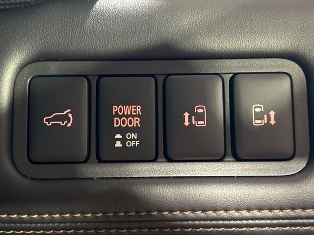 【両側パワースライドドア】スマートキーや運転席のスイッチで後席両側スライドドアの開閉が可能♪電動だから力を入れてドアを開ける必要が無く、小さなお子様でも簡単に開け閉めでき快適です♪